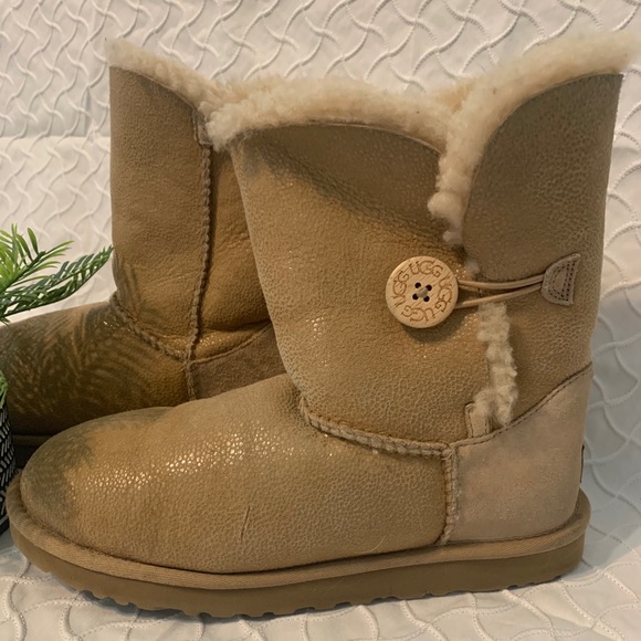 UGG Shoes - Ugg Bailey button short boot size 9, tan